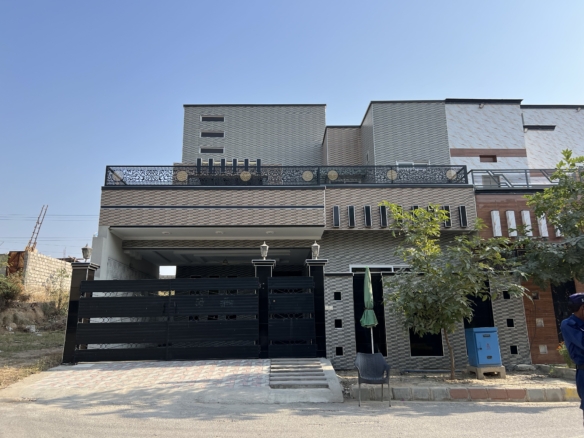 10 Marla Family House